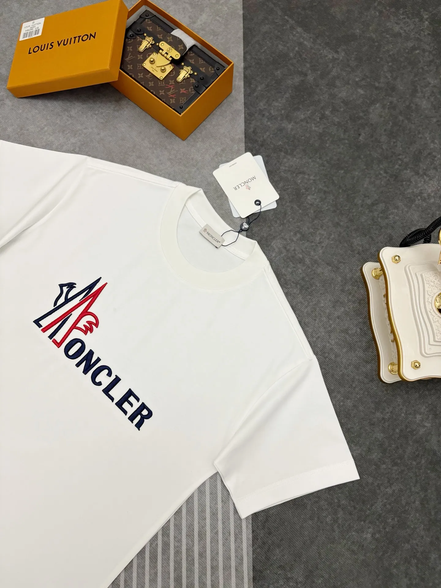 P135💰 MONCLER T 【 Moncler ， 】 New Arrival ， Premium Versatile ， Same Style MONCLER ， T ， ， ， ！ ， ， ， ， ， ， ， ！！ 300 ， ， 。 ， 。 ， ， ！！ Sizes：S、M、L、XL、XXL